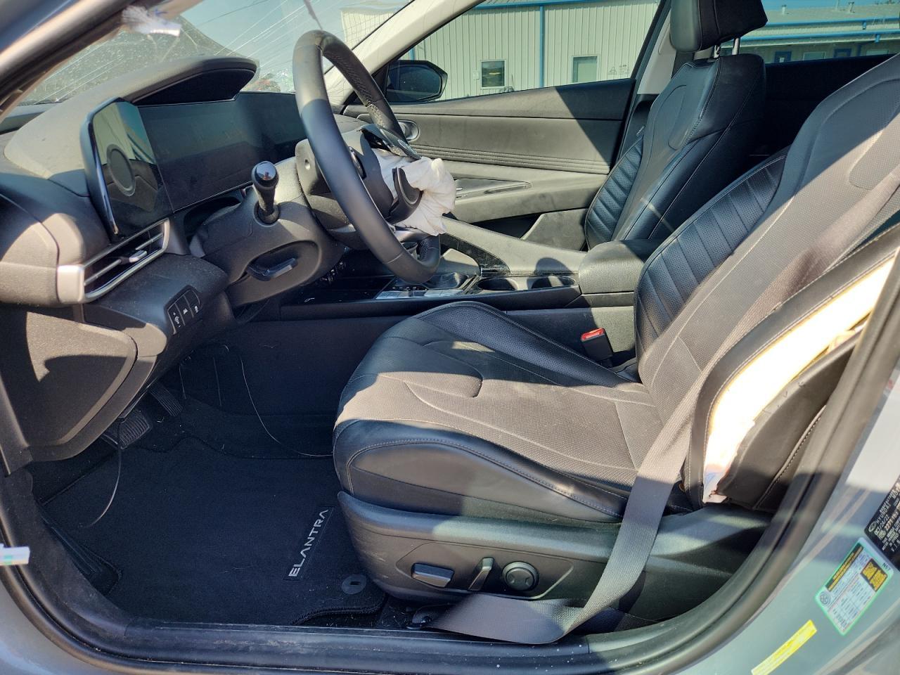 2023 Hyundai Elantra Limited - Image 7