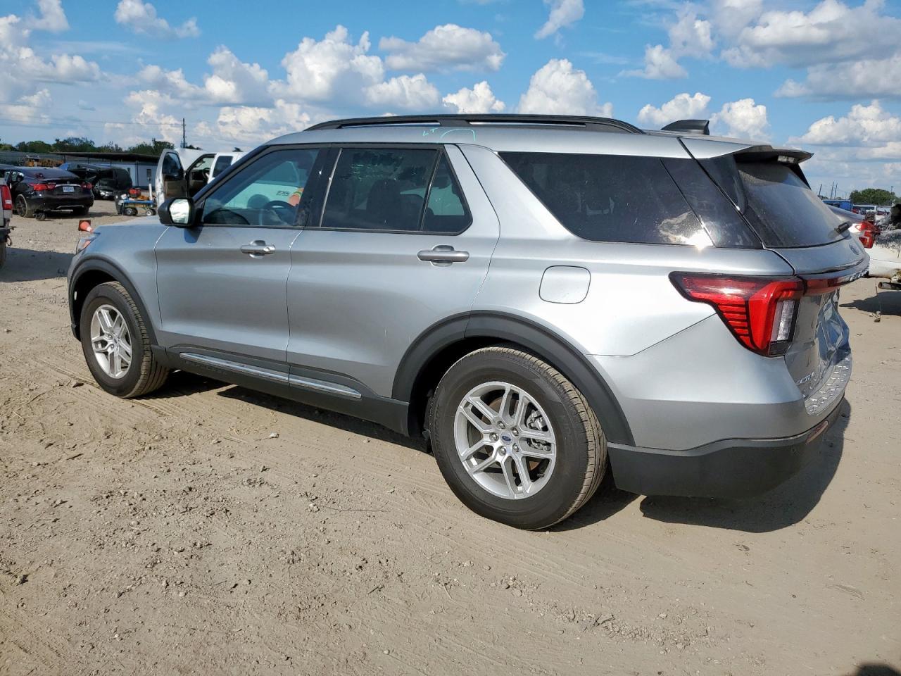2025 Ford Explorer Active - Фото 2