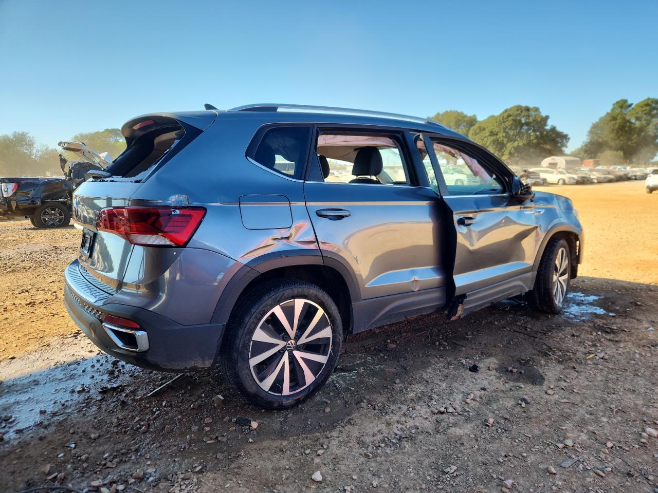 2023 Volkswagen Taos Se - Image 3