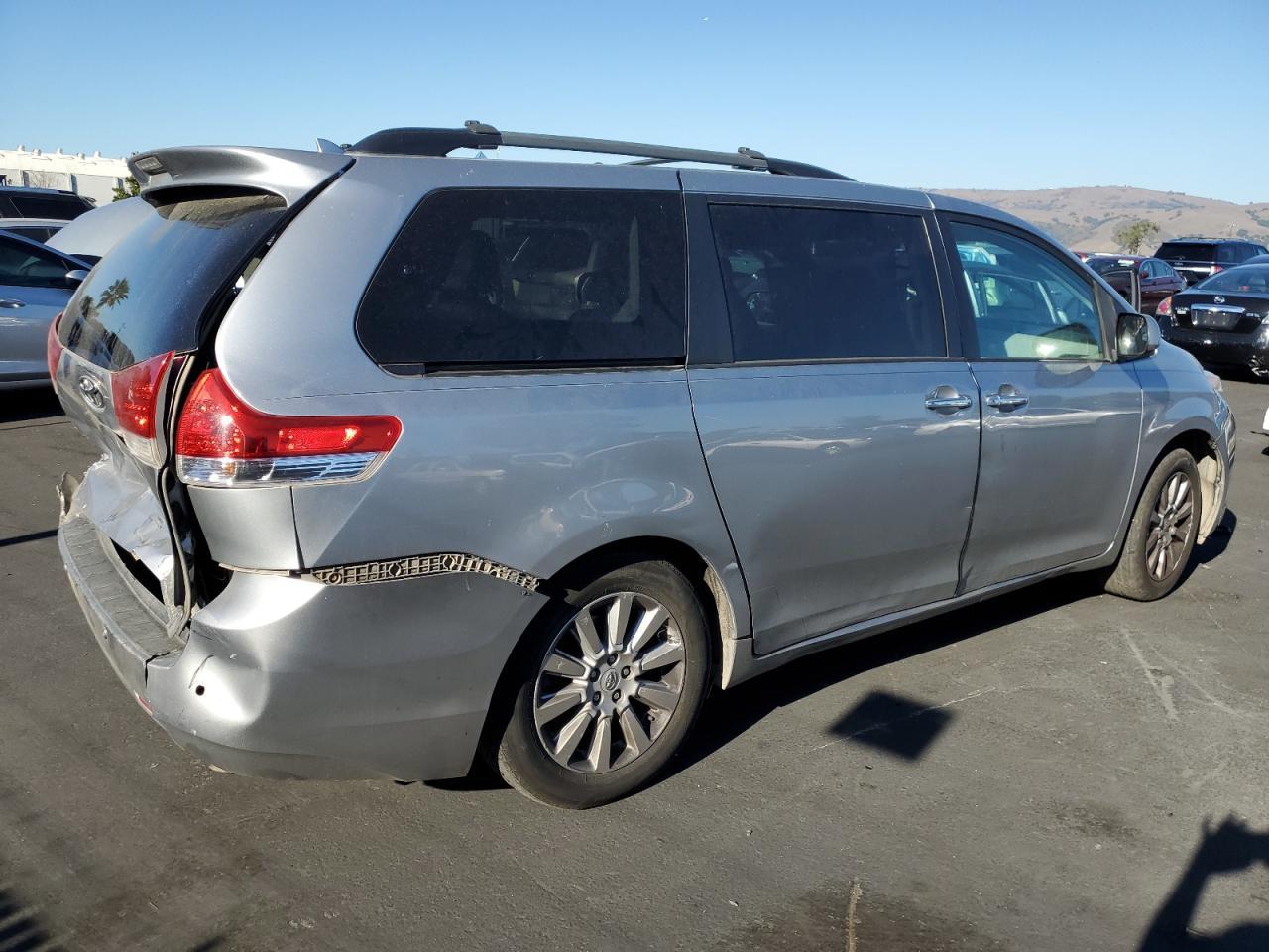 2011 Toyota Sienna Xle - Фото 3