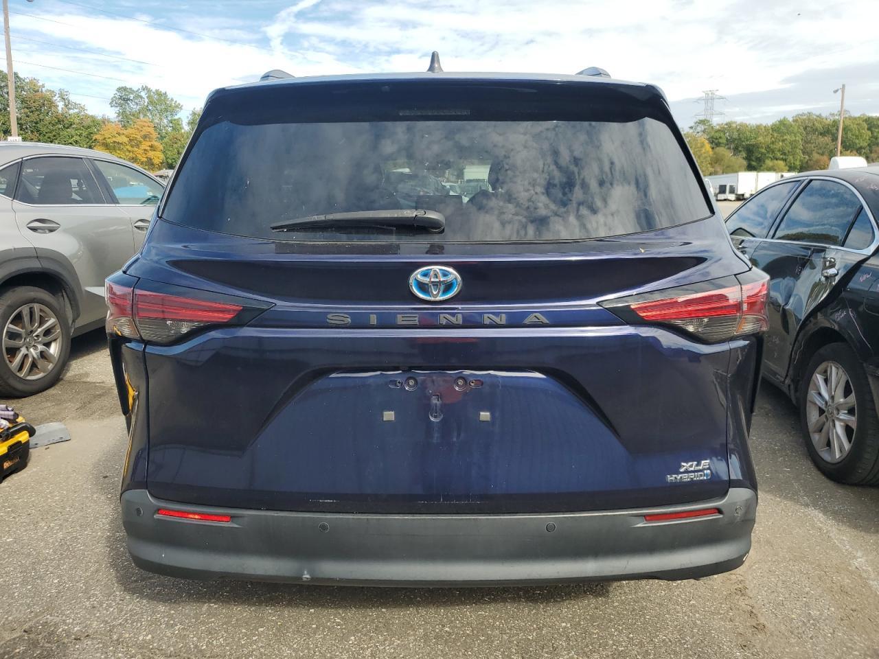 2021 Toyota Sienna Xle - Image 6