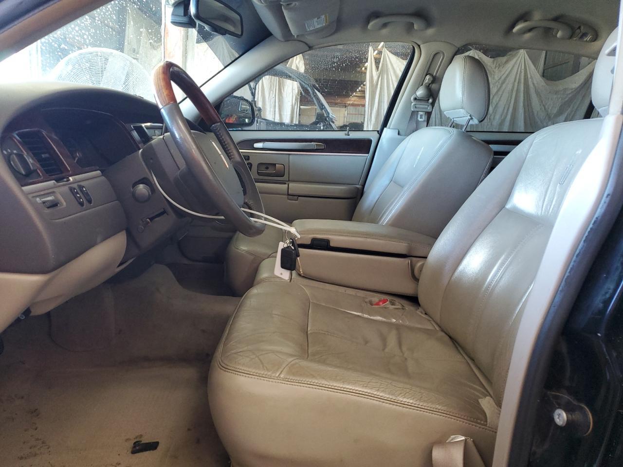 2009 Lincoln Town Car Signature Limited - Image 7