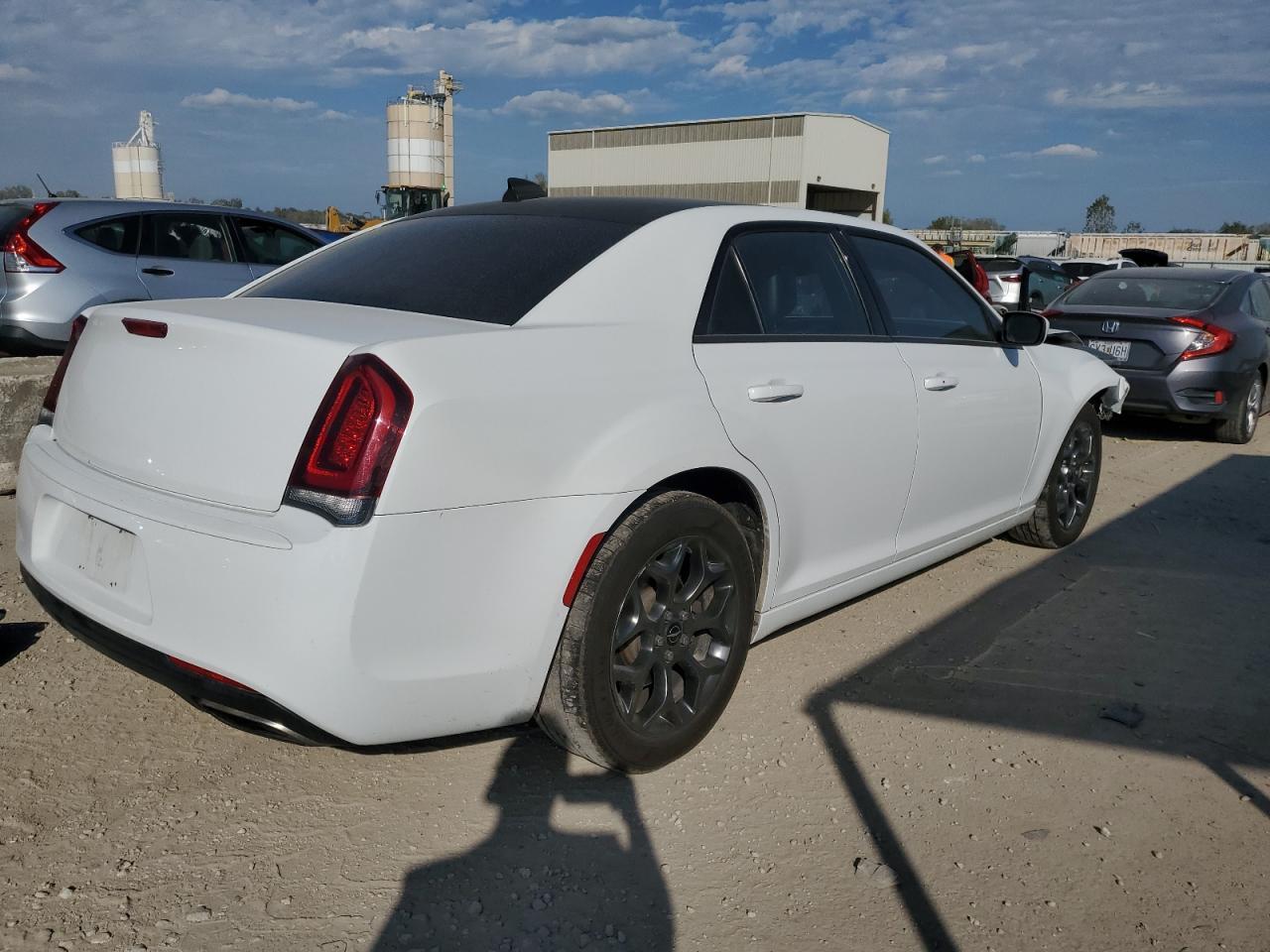 2017 Chrysler 300 S - Фото 3