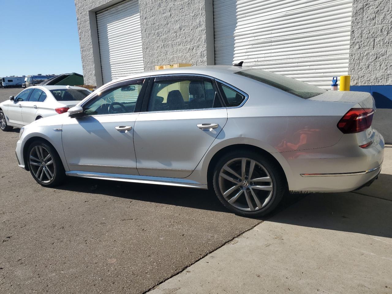 2017 Volkswagen Passat R-Line - Фото 2
