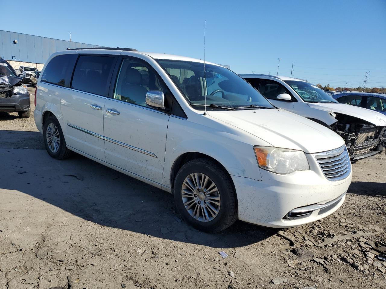 2013 Chrysler Town & Country Touring L - Фото 4