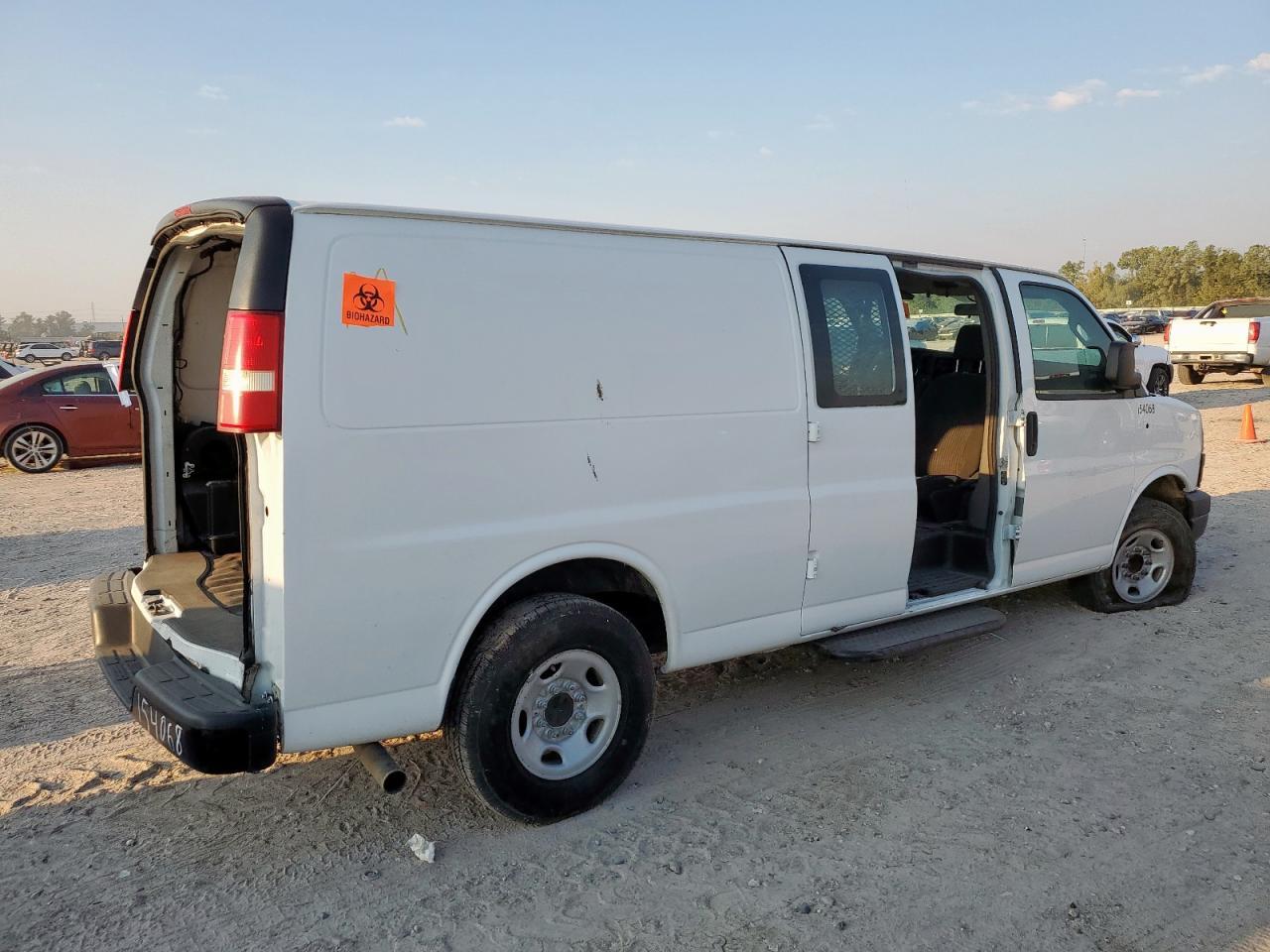 2018 Chevrolet Express 3500 Delivery Van - Фото 3