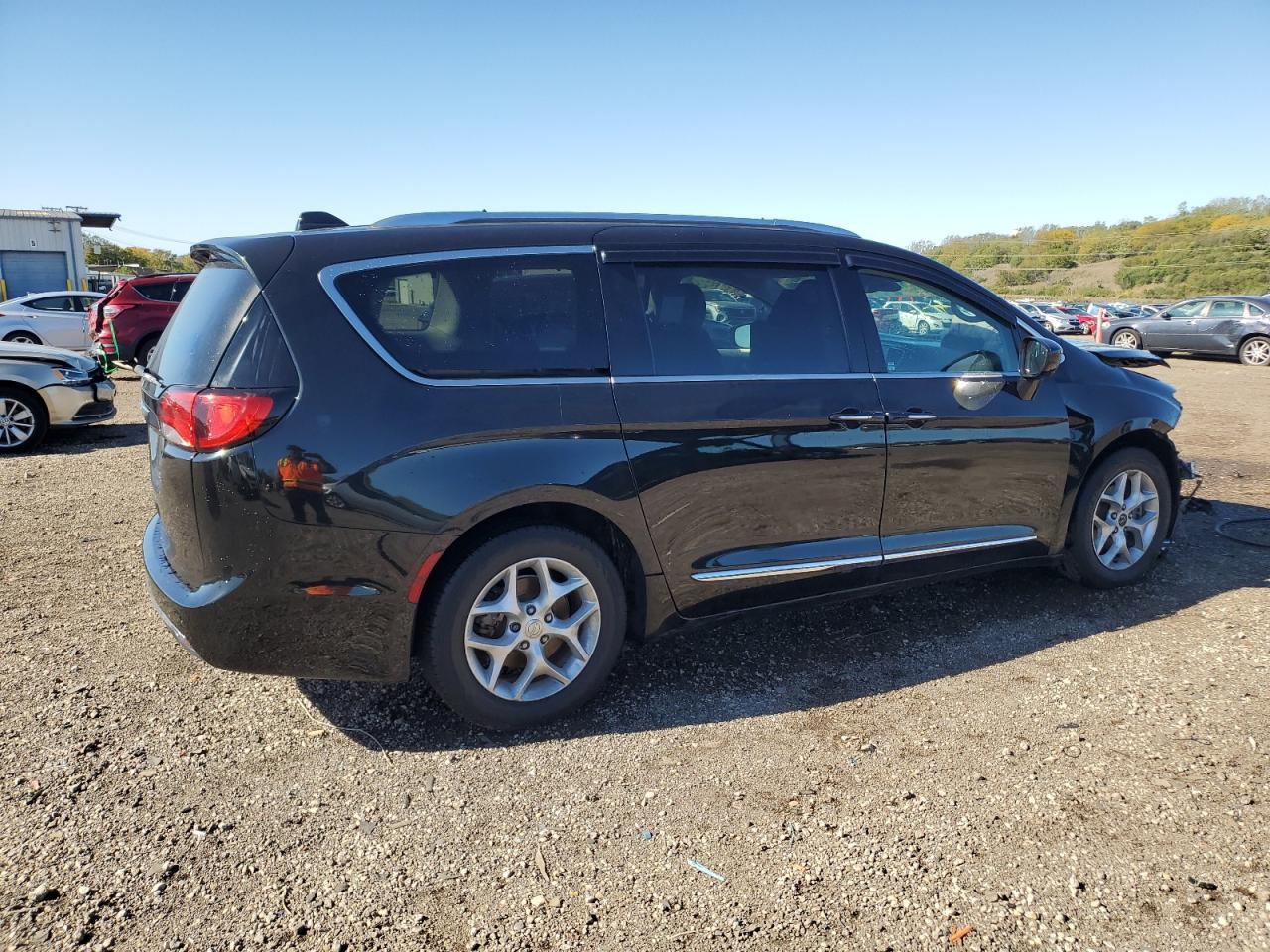 2017 Chrysler Pacifica Touring L Plus - Фото 3
