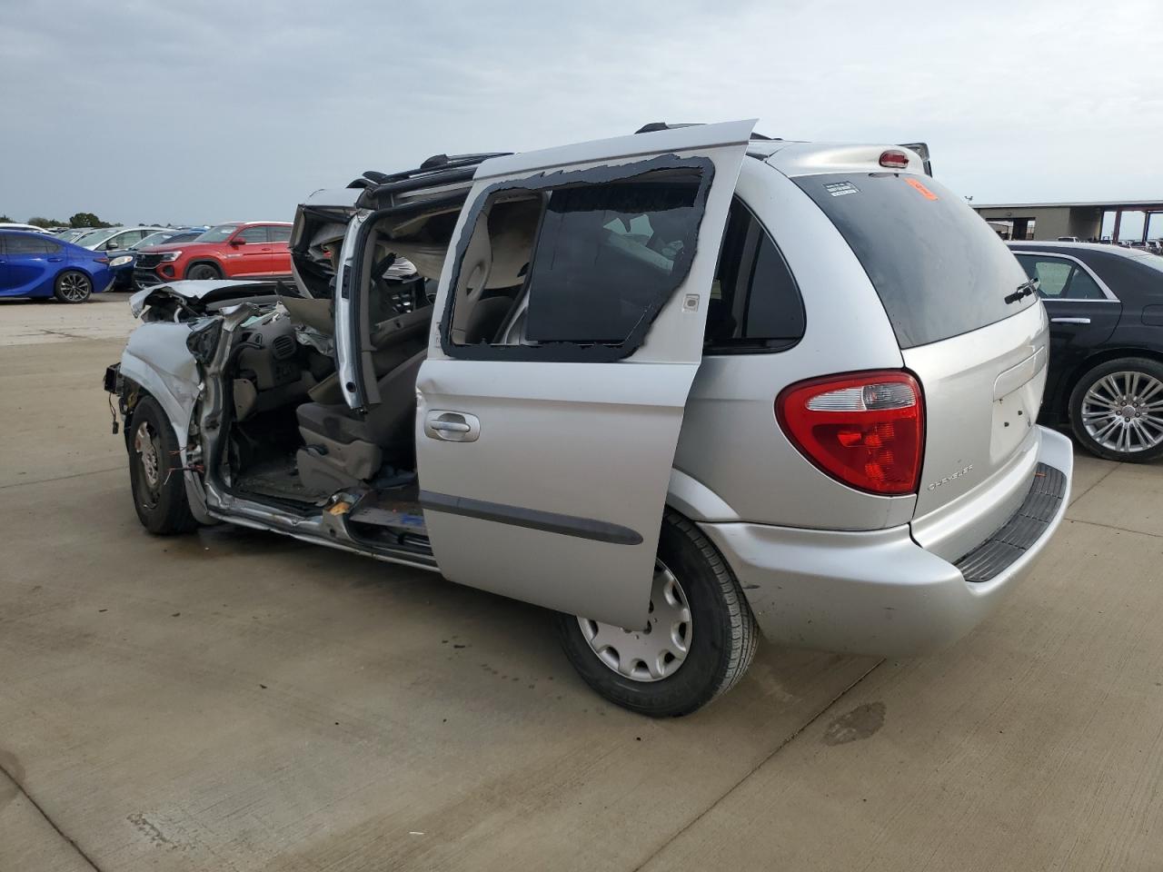 2002 Chrysler Voyager Lx - Image 2