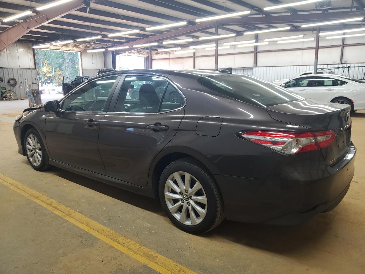 2019 Toyota Camry L - Фото 2