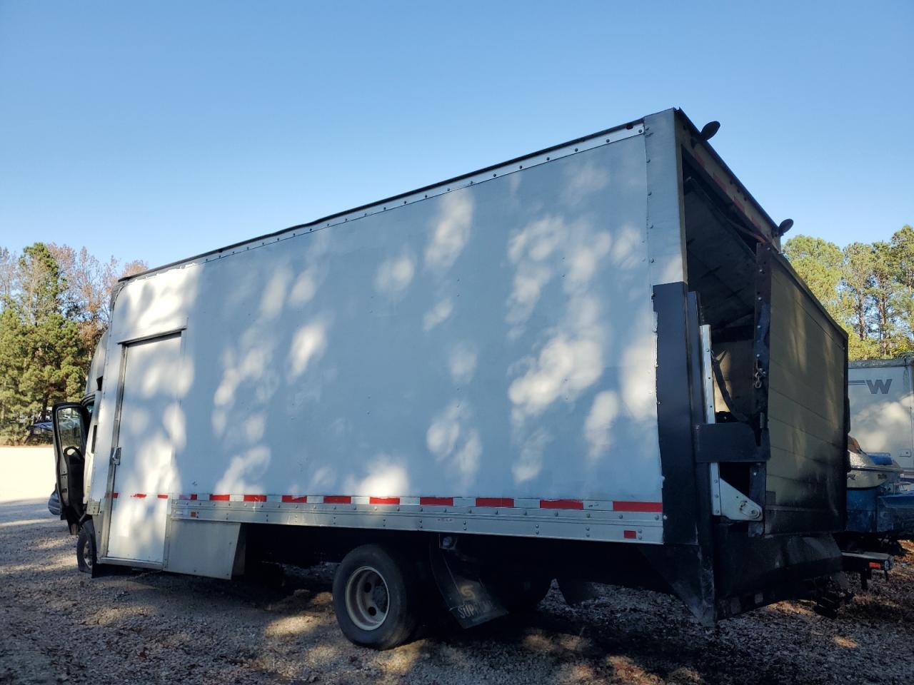 2016 Isuzu Npr - Фото 2