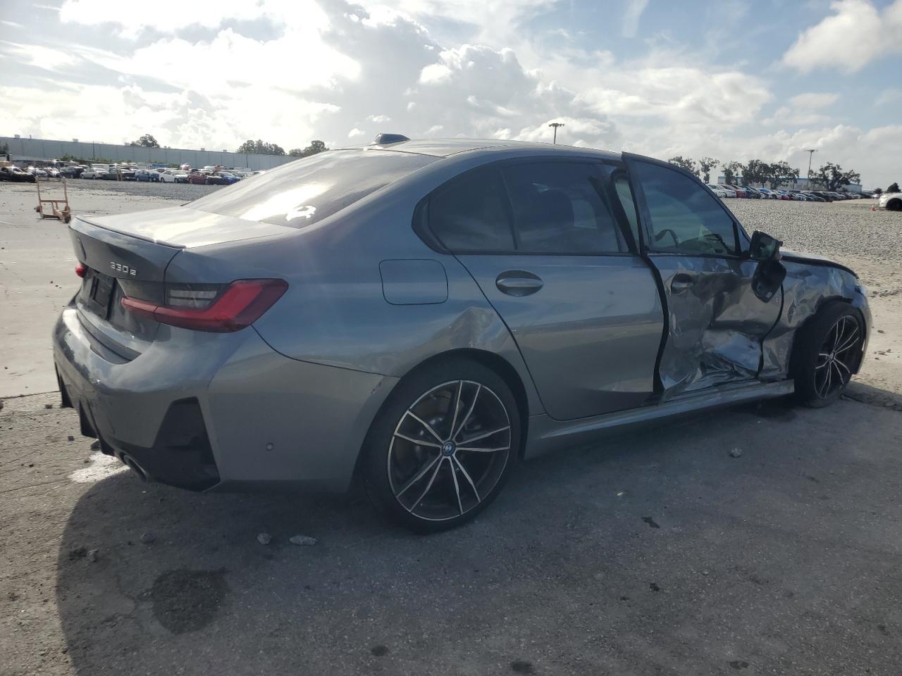 2023 BMW 330E - Фото 3