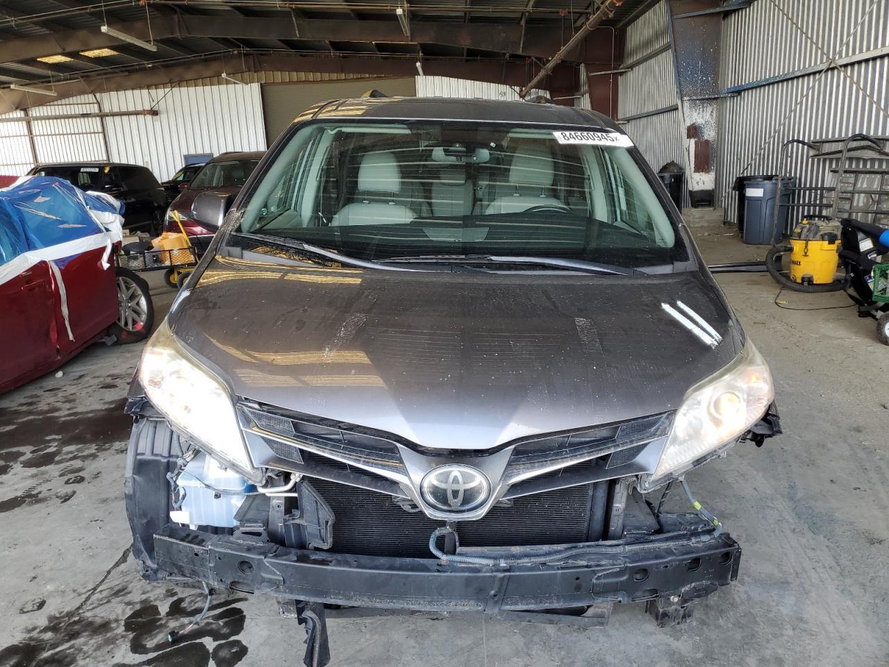 2018 Toyota Sienna Xle - Image 5