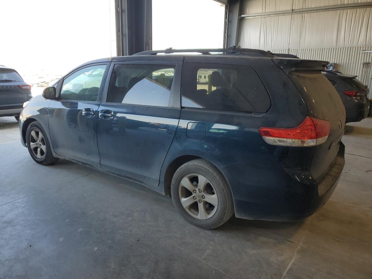 2011 Toyota Sienna Le - Фото 2