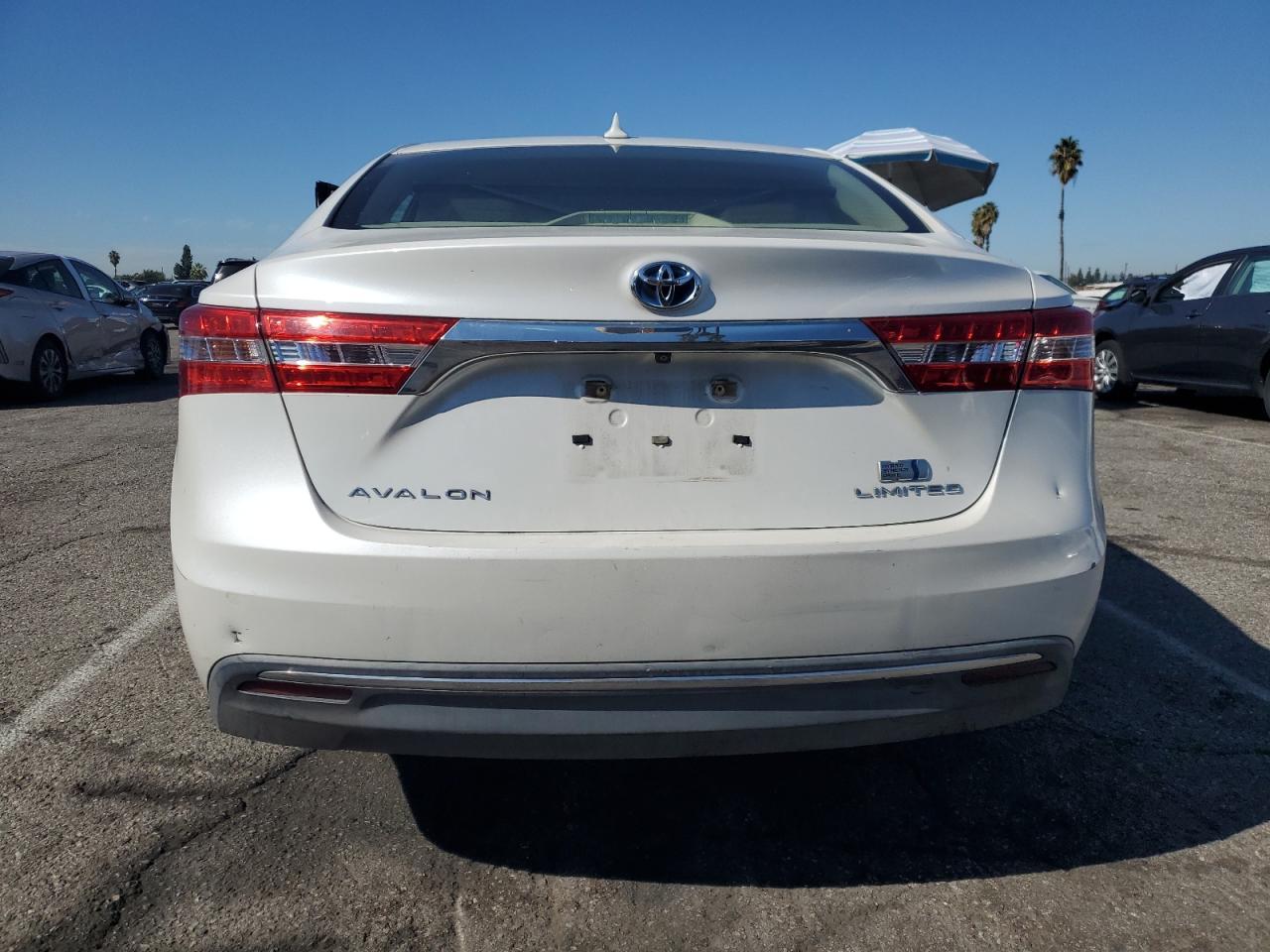 2014 Toyota Avalon Hybrid - Image 6