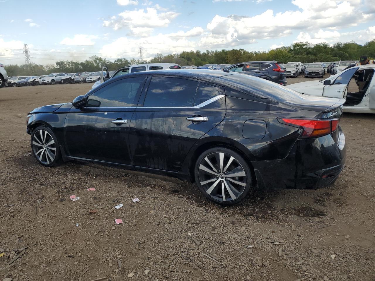 2020 Niss Altima Platinum - Image 2