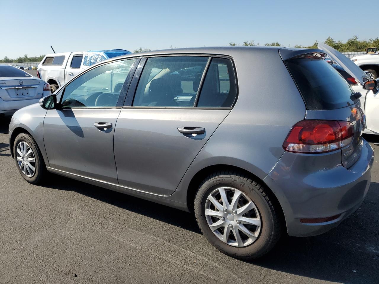 2011 Volkswagen Golf - Image 2