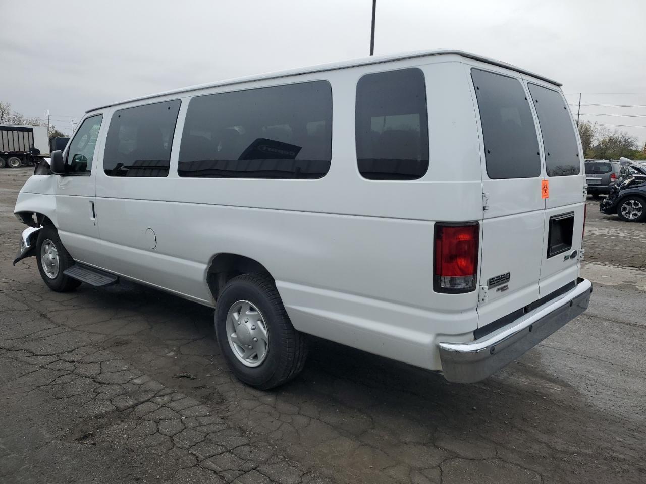 2013 Ford Econoline E350 Super Duty Wagon - Фото 2