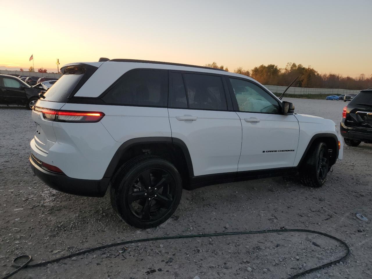 2023 Jeep Grand Cherokee Laredo - Image 3