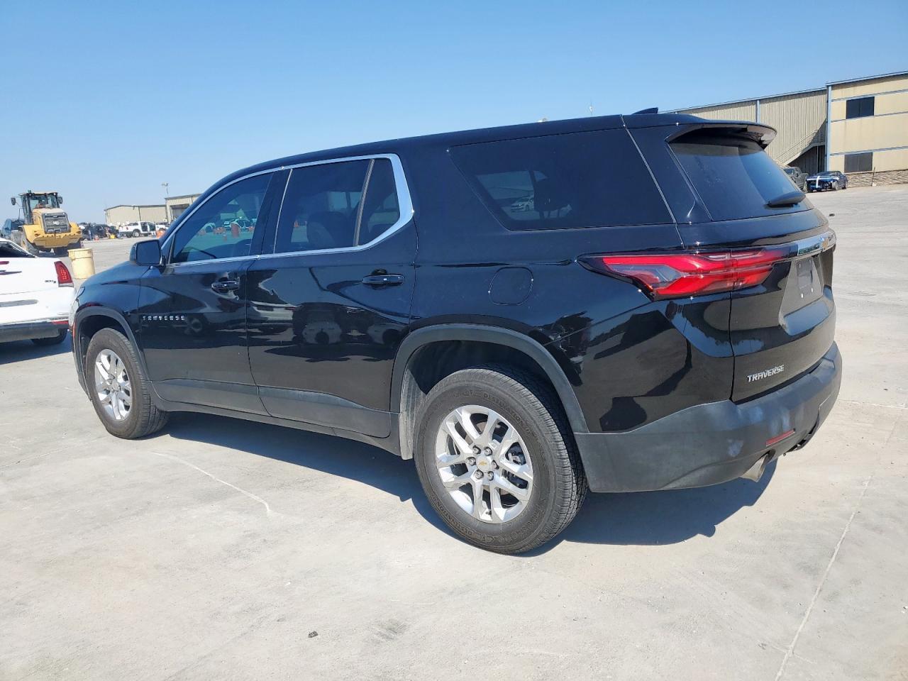 2023 Chevrolet Traverse Ls - Фото 2