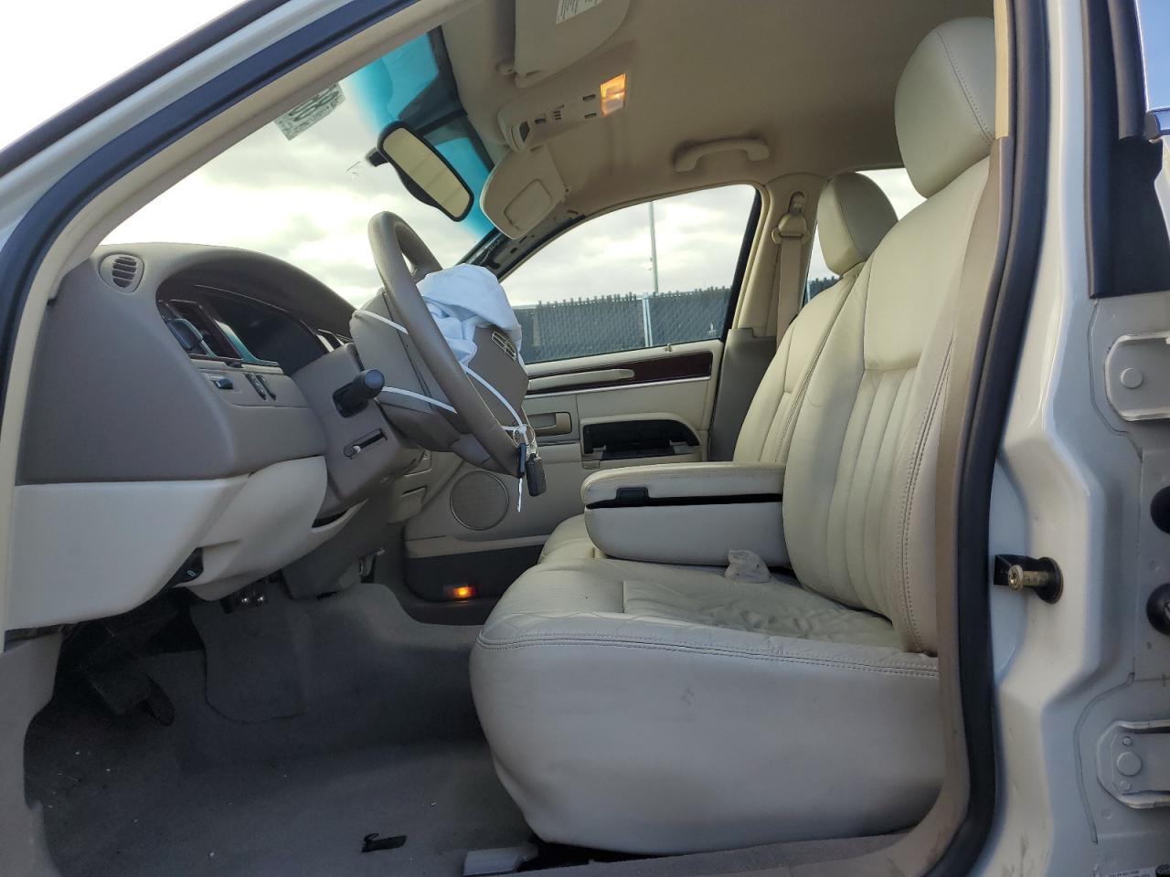 2005 Lincoln Town Car Signature - Image 7