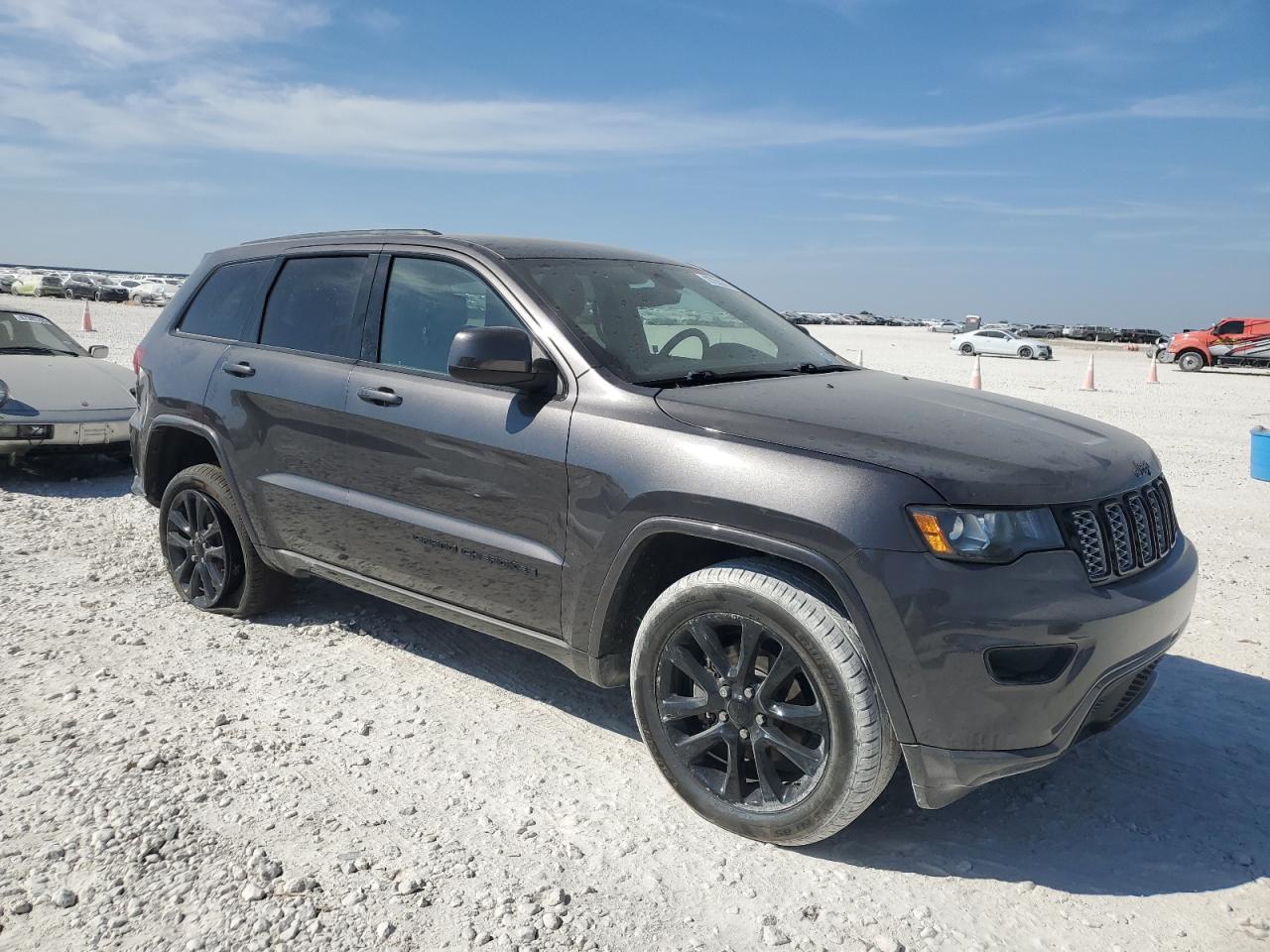 2019 Jeep Grand Cherokee Laredo - Image 4