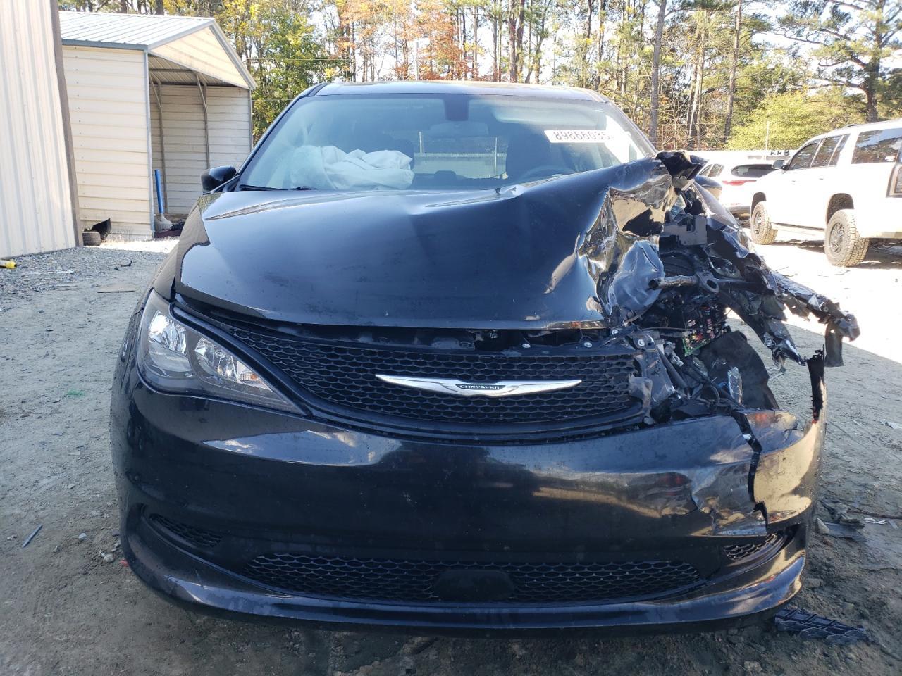 2022 Chrysler Voyager Lx - Image 5