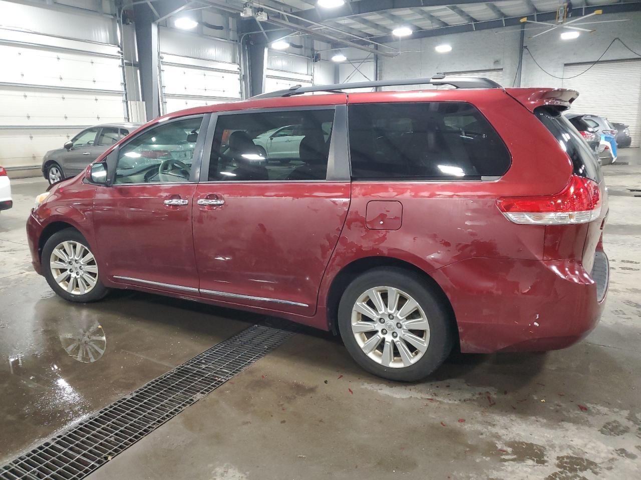 2011 Toyota Sienna Le - Фото 2