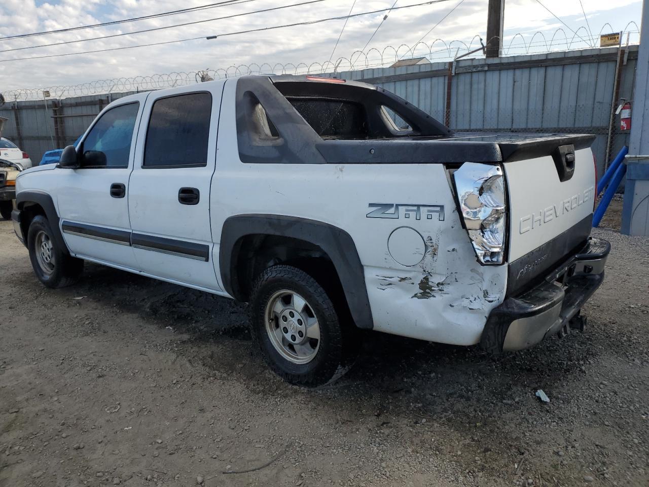 2003 Chevrolet Avalanche C1500 - Image 2