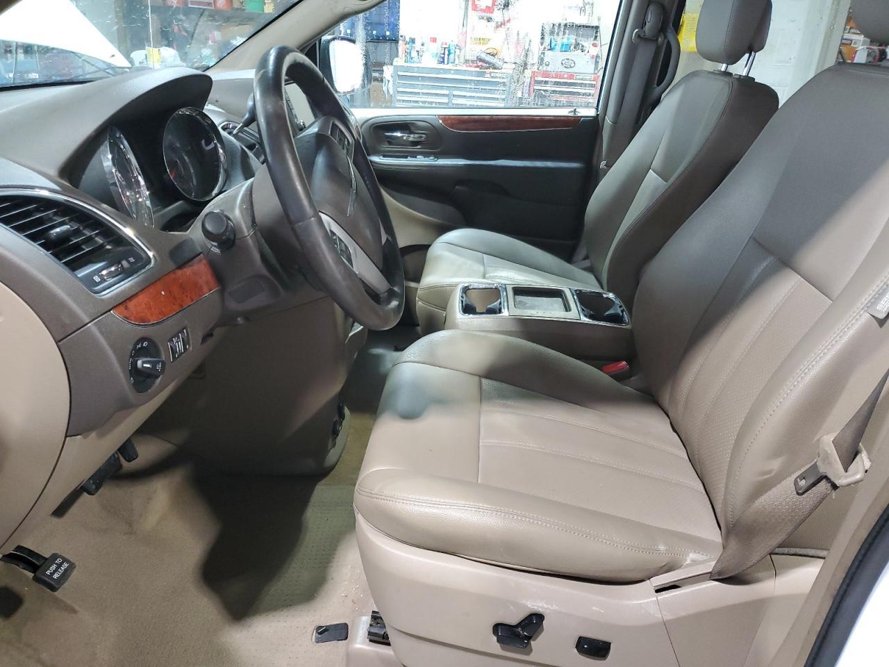 2016 Chrysler Town & Country Touring L - Фото 7