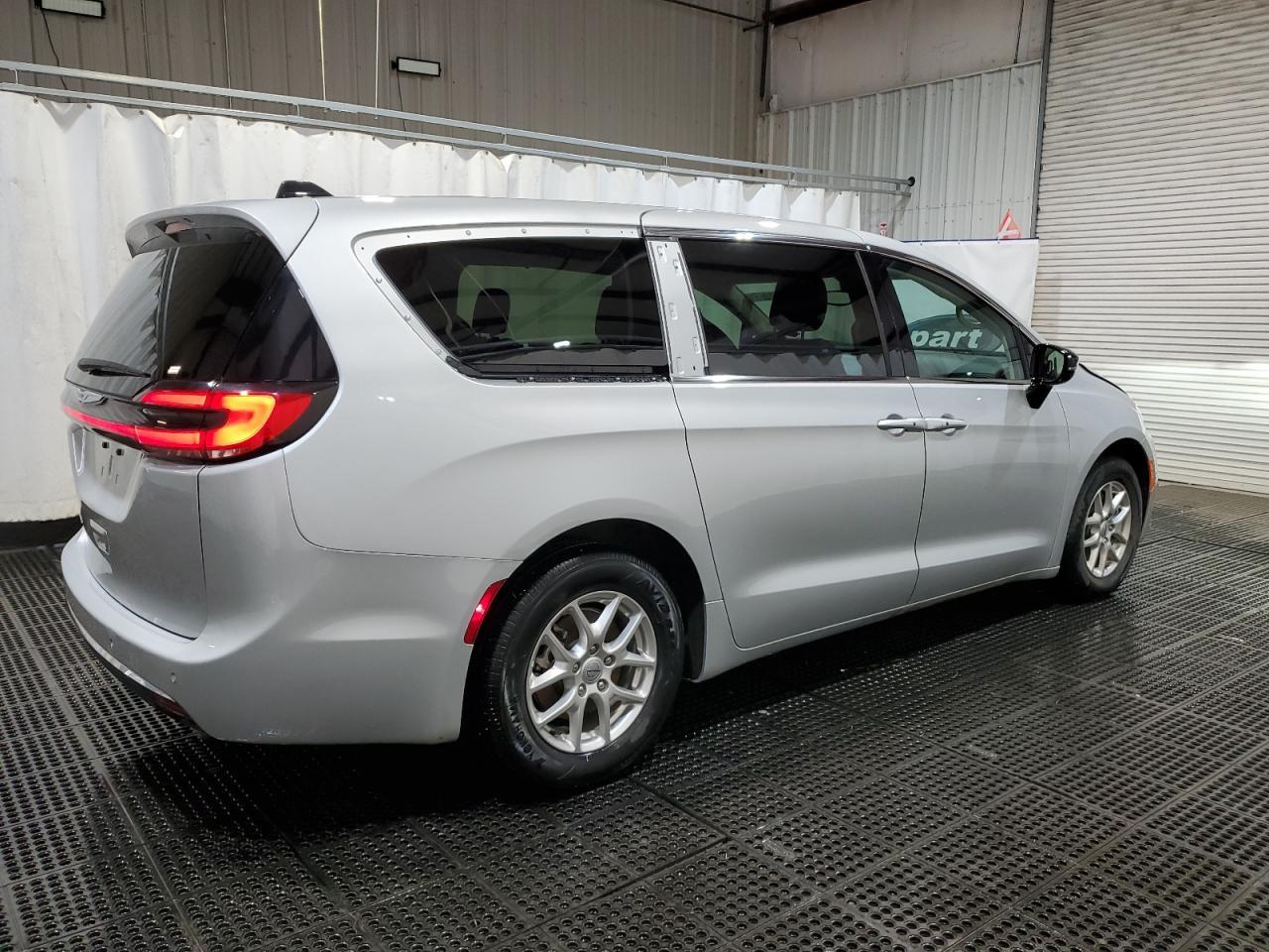 2024 Chrysler Pacifica Touring L - Image 3