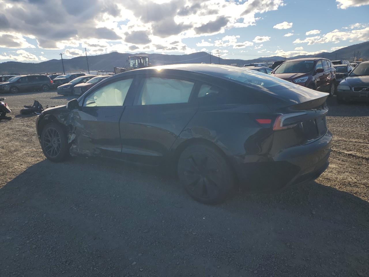 2025 Tesla Model 3 - Фото 2