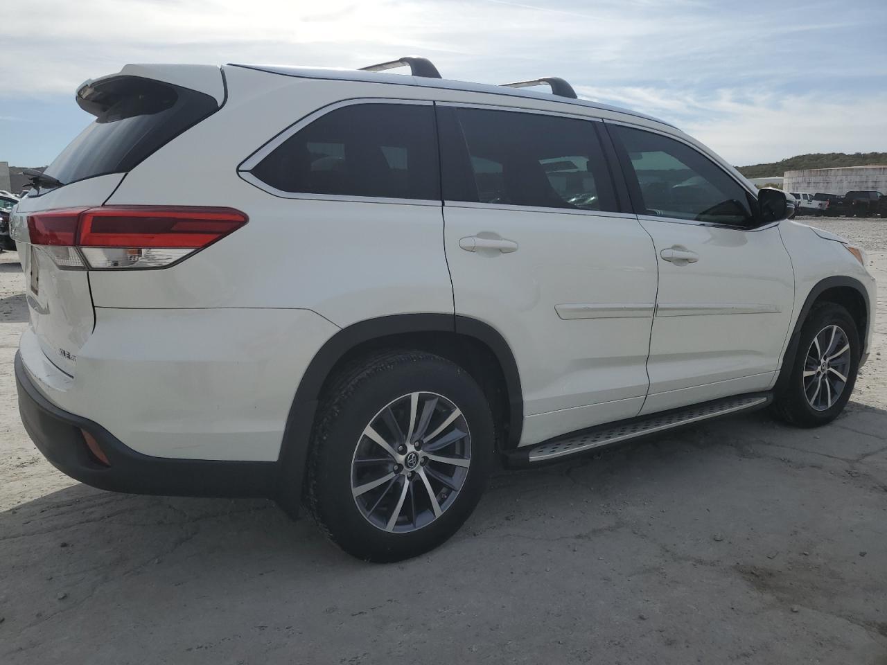 2017 Toyota Highlander Se - Фото 3