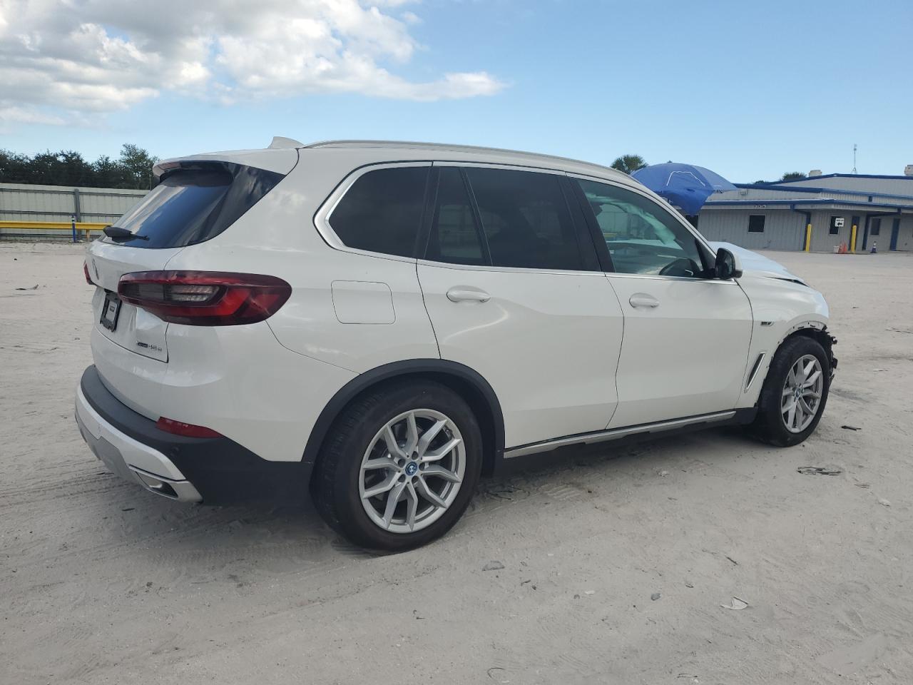 2023 BMW X5 xDrive45E - Image 3