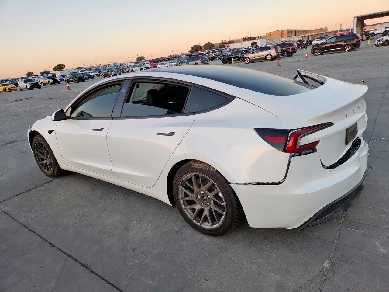 2024 Tesla Model 3 - Фото 2