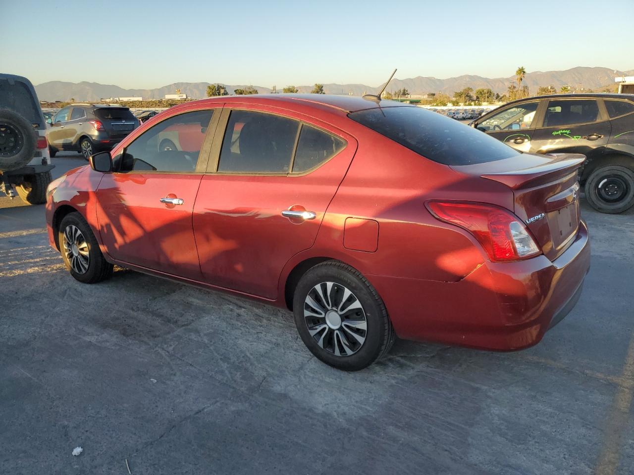 2018 Nissan Versa S - Фото 2