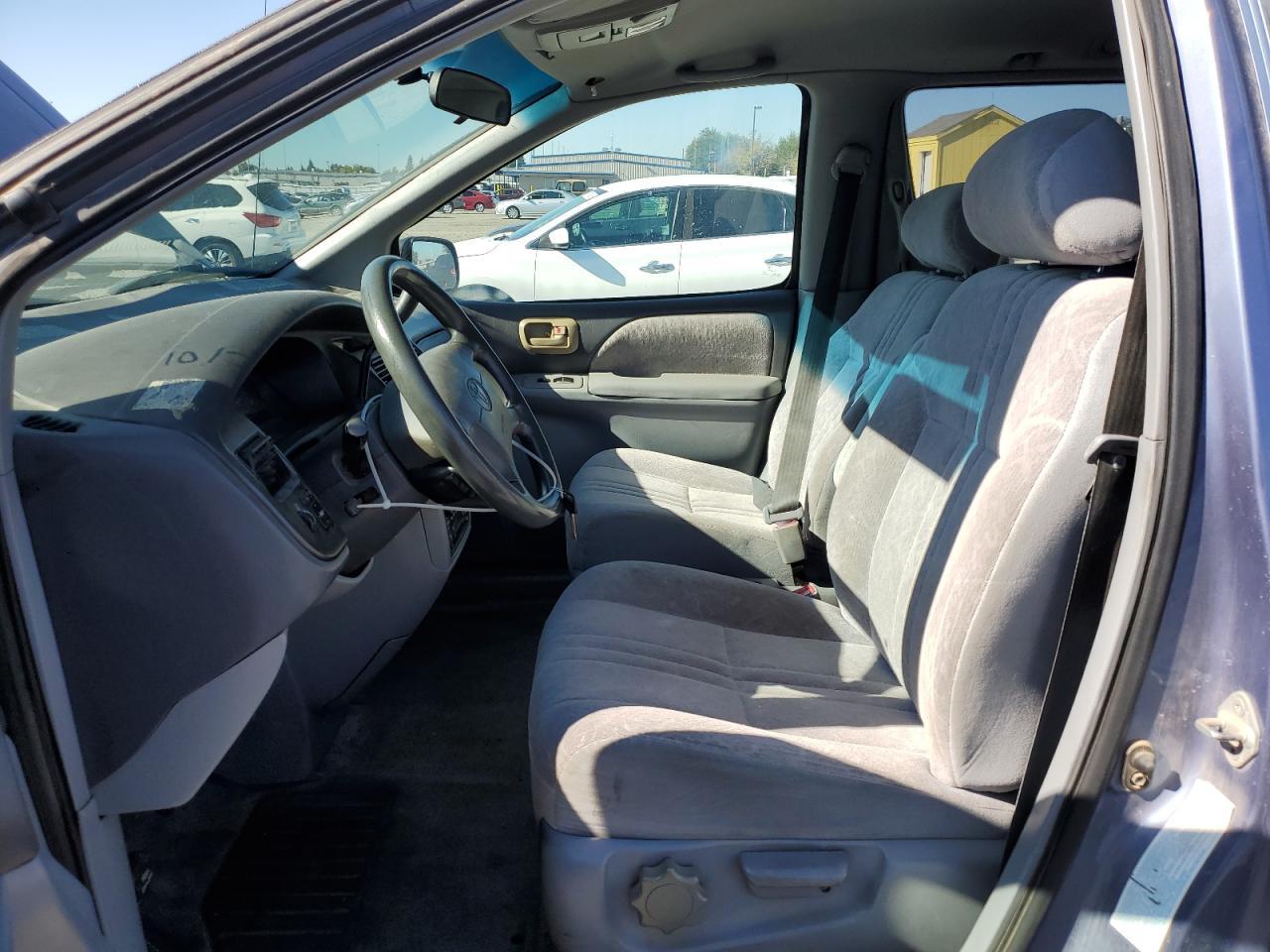 2000 Toyota Sienna Le - Image 7
