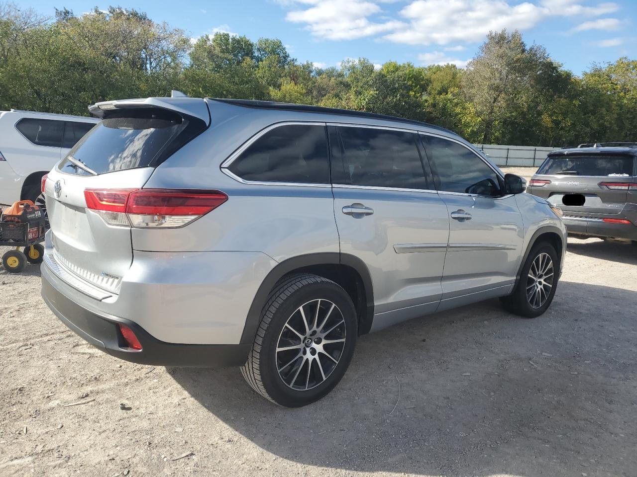 2017 Toyota Highlander Se - Фото 3