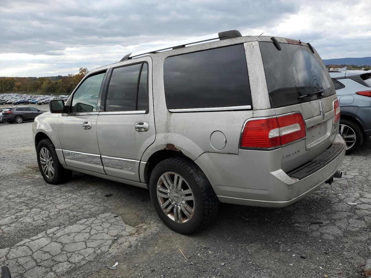 2007 Lincoln Navigator - Image 2