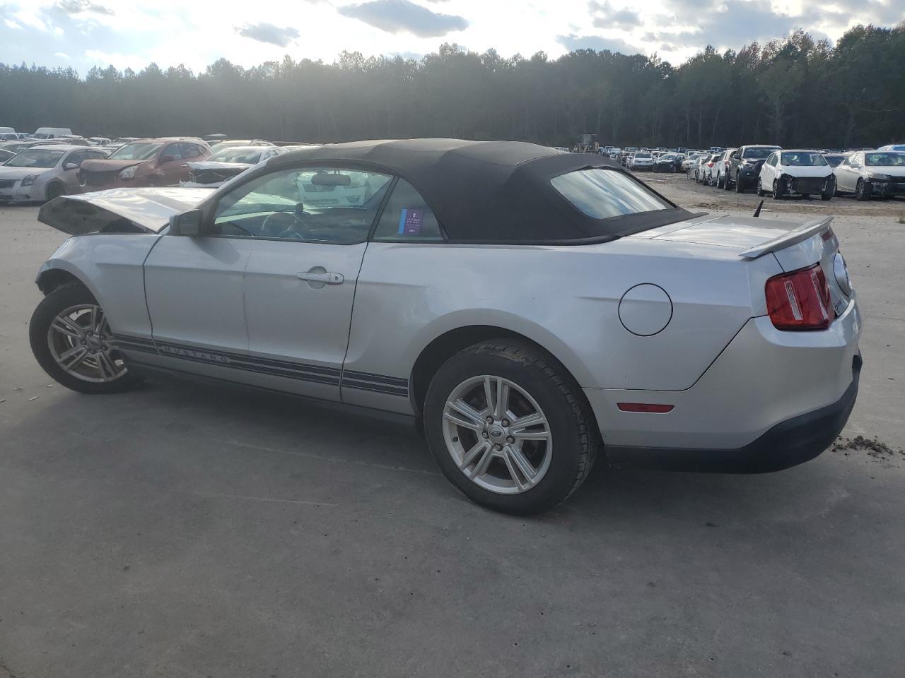 2010 Ford Mustang - Фото 2