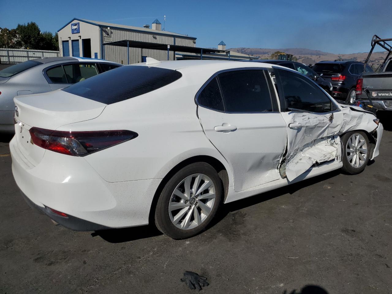 2023 Toyota Camry Le - Фото 3