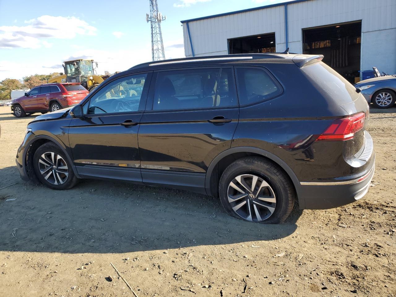 2022 Volkswagen Tiguan S - Фото 2