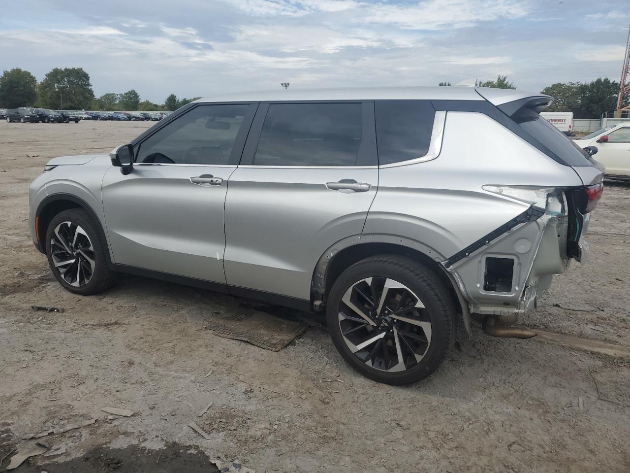 2023 Mitsubishi Outlander - Фото 2