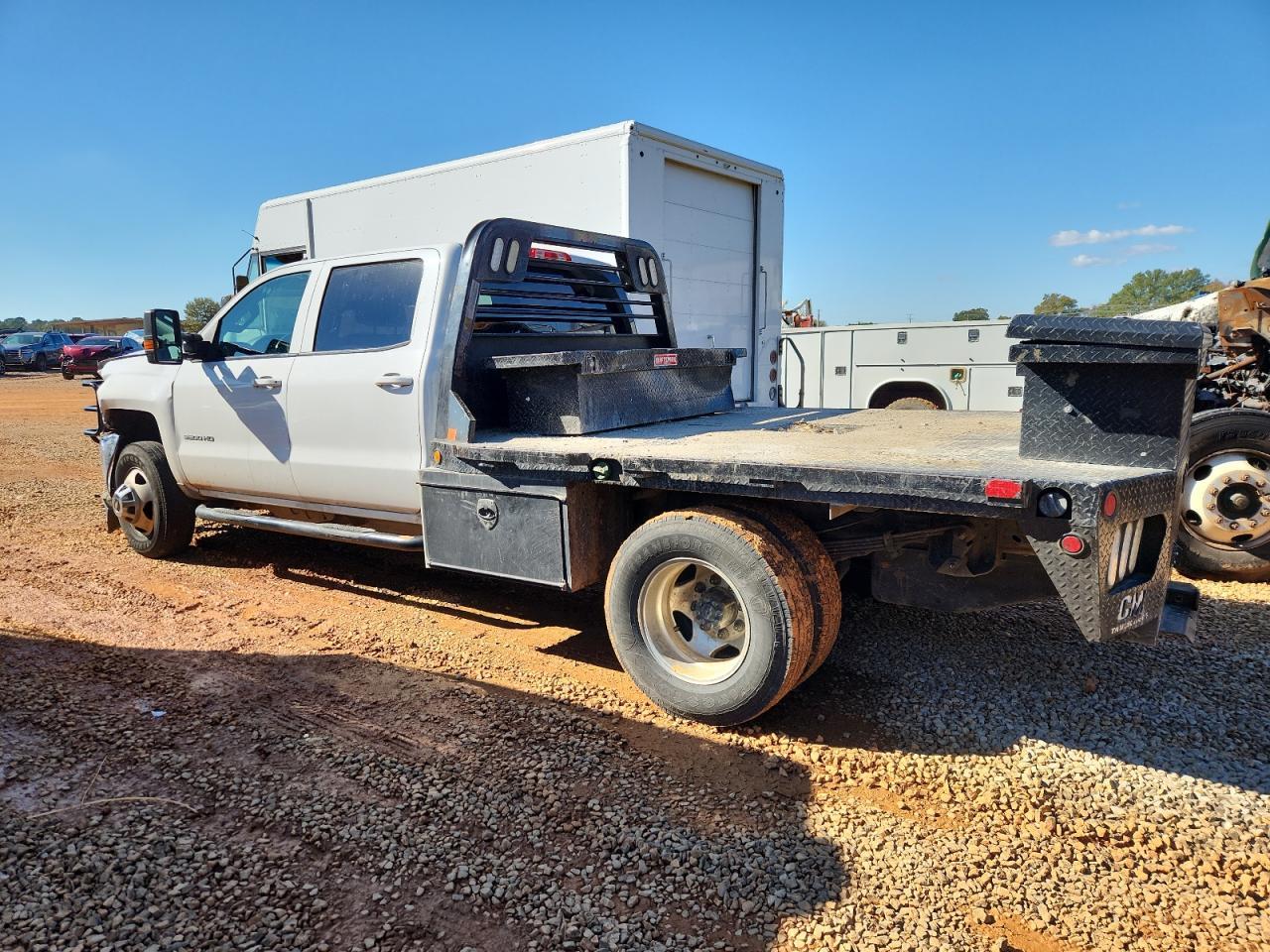 2015 Chevrolet Silverado Flatbed Truck - Фото 2
