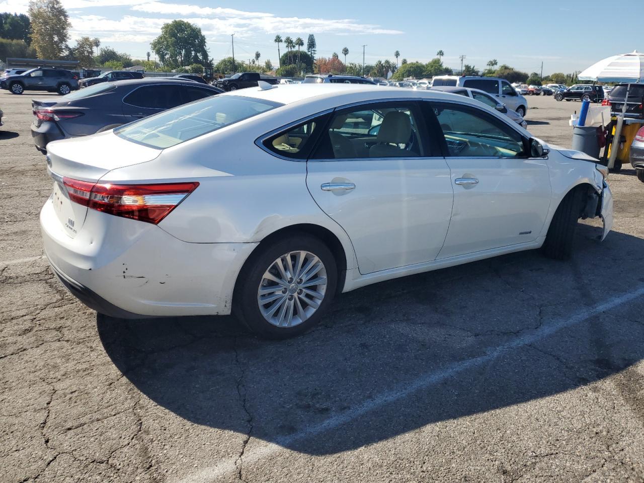 2014 Toyota Avalon Hybrid - Image 3