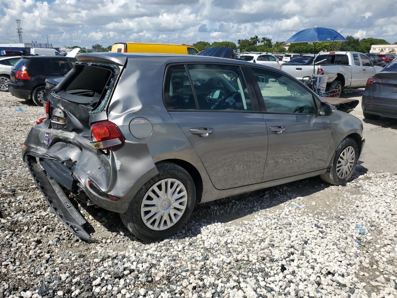 2011 Volkswagen Golf - Image 3