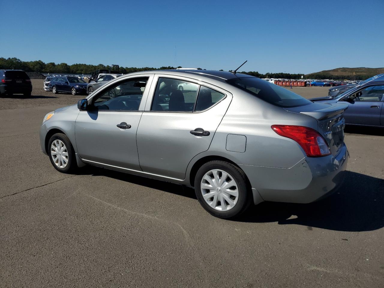 2013 Nissan Versa S - Фото 2