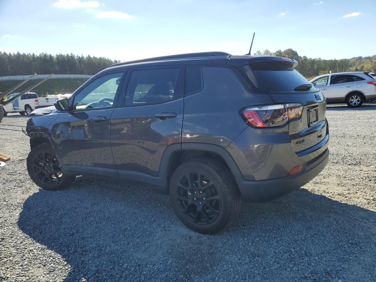 2022 Jeep Compass Latitude - Фото 2