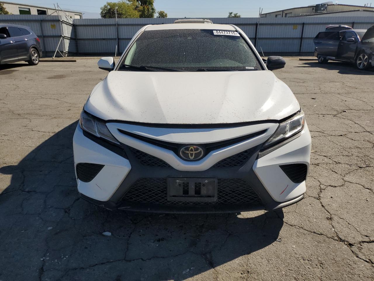 2020 Toyota Camry Se - Фото 5