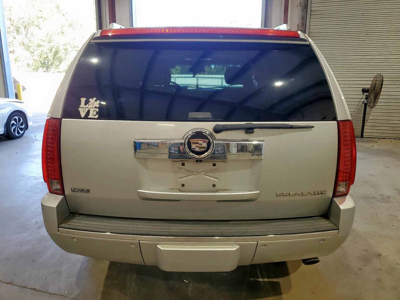 2010 Cadillac Escalade Premium - Image 6