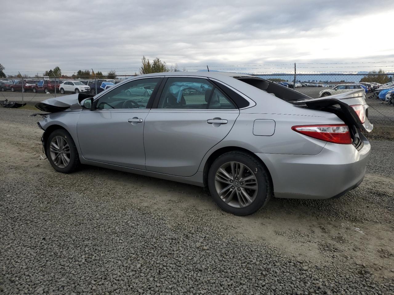 2016 Toyota Camry Le - Фото 2